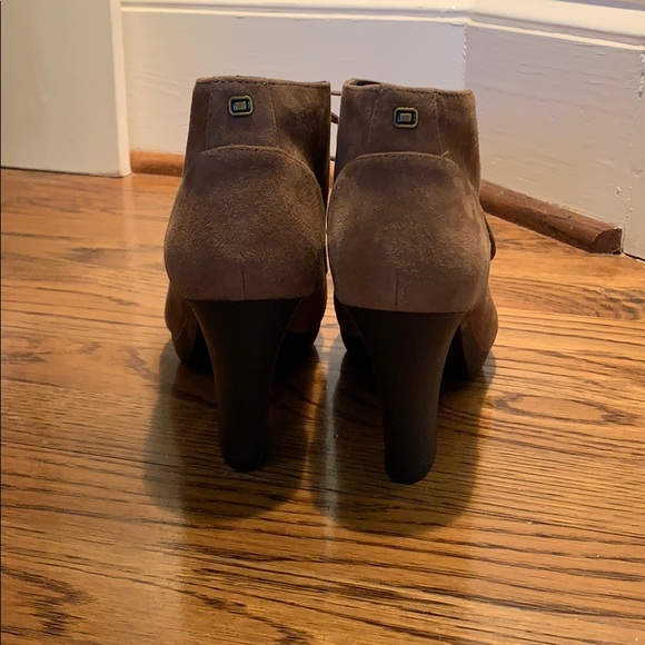 NWOT Bandolino laced bootie - Picture 3 of 4